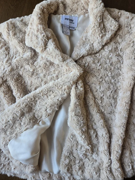 Sisters Outerwear Faux Fur Jacket Cream Short Sleeve Small Cozy Coat - Picture 2 of 5